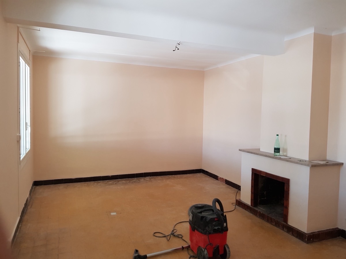 Mur enduit et poncé, prêt à peindre, dans une pièce claire.